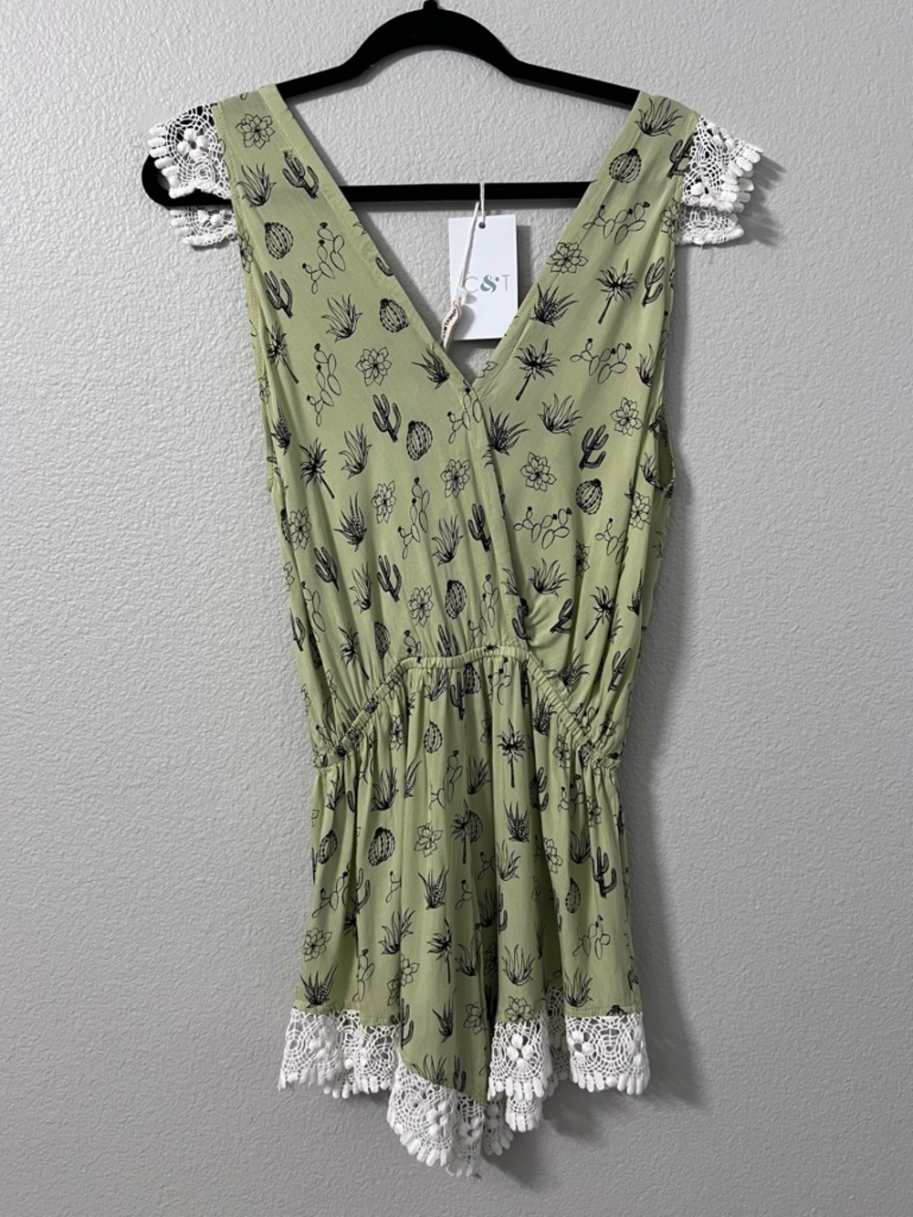 Romper Light Green Lace Trim - Picture 2 of 6